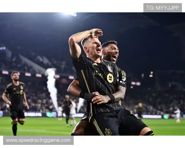 洛杉矶FC抵达温哥华适应场地，重点演练定位球攻防