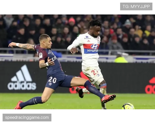 特写：朗斯主场球迷在球队保级关键战前展示巨型TIFO